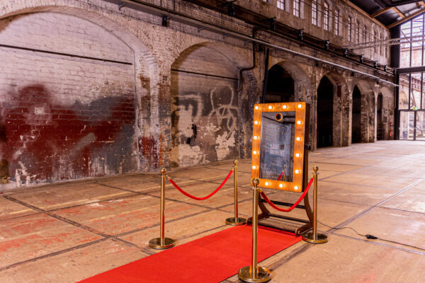 Brautpaar lacht in die Fotobox – Save the Moment Kiel