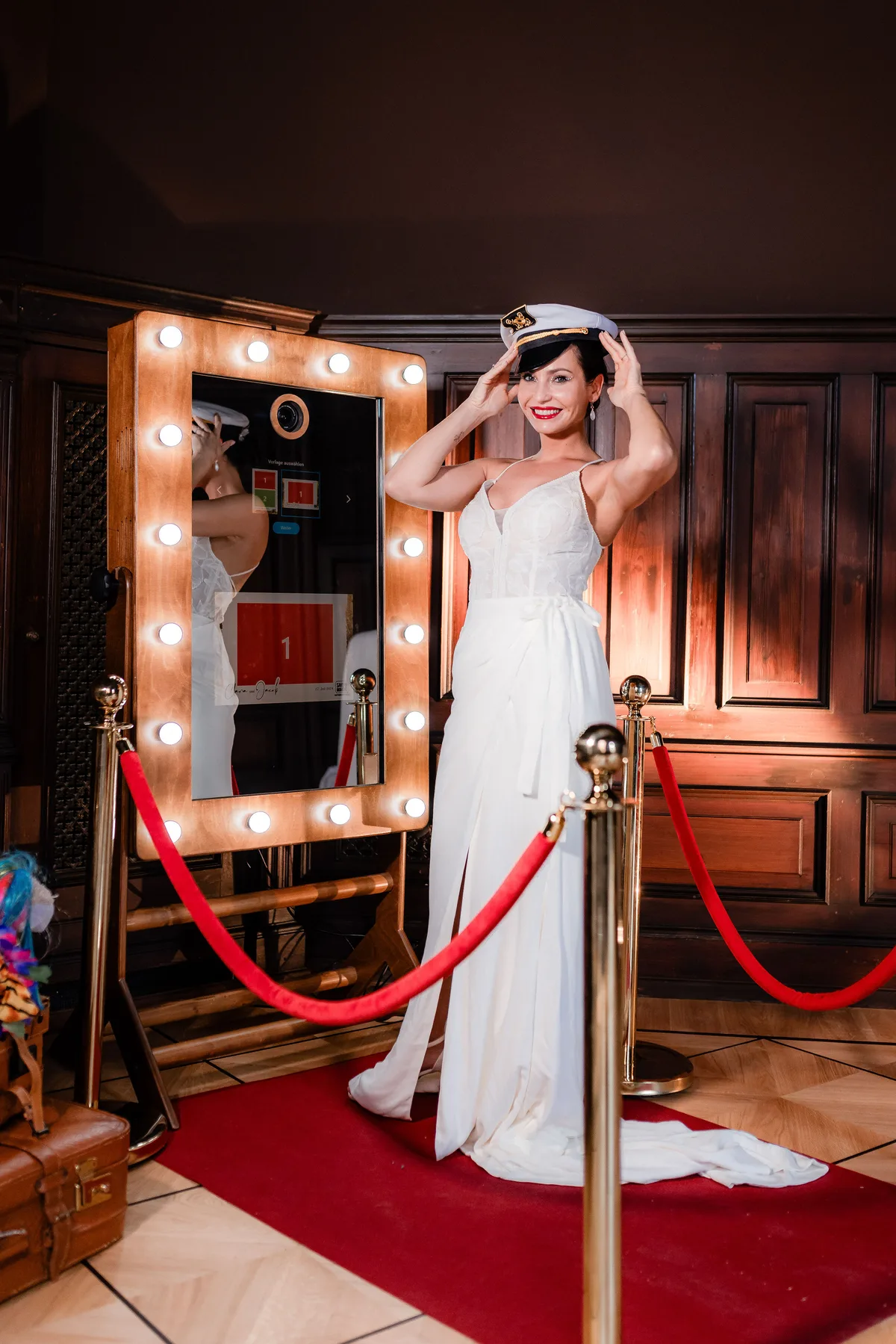Braut vor dem Magic Mirror Fotospiegel auf einer Hochzeit in Kiel