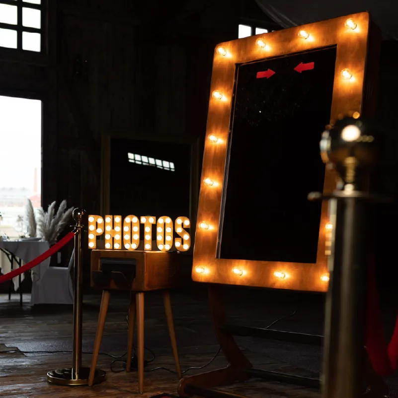 Fotospiegel im festlich dekorierten Saal in Kiel