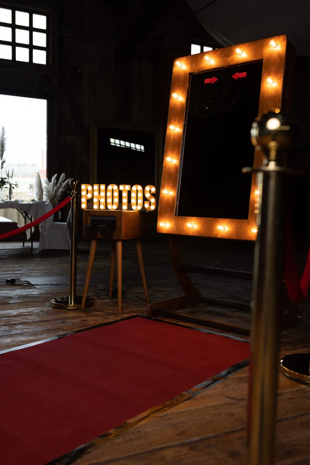 Fotospiegel mit rotem Teppich und VIP-Absperrung auf einer Firmenfeier in Kiel